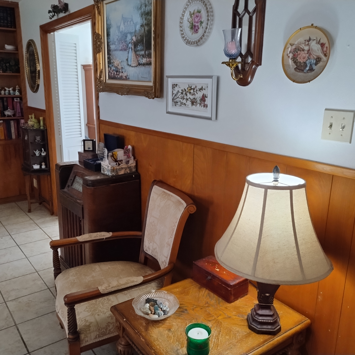 Cozy Retreat in Burleson, Texas - Comfort and Convenience Await in this Inviting Room fully furnishe - Photo 3