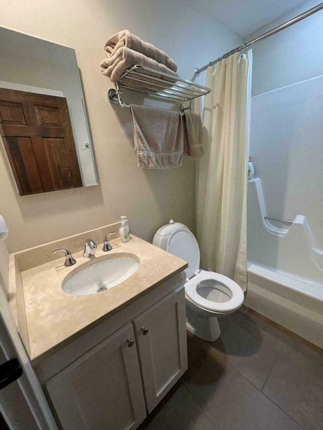 2 Bedroom 2 bath Sunrise Village Killington mountainside condo with resort amenities - Photo 8