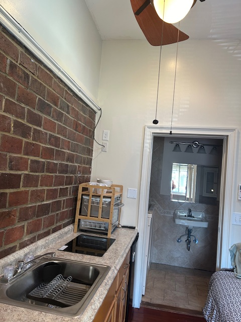 Beautiful and Convenient Compact Studio - Photo 3