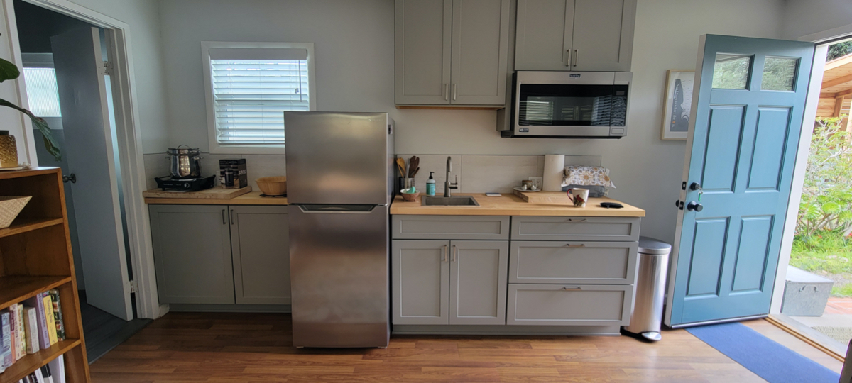 Bright and cozy Studio in desirable walkable neighborhood - Photo 6