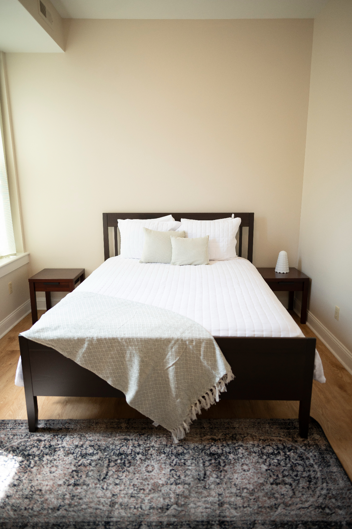 Newly renovated 2BR upstairs apartment in town - Photo 2