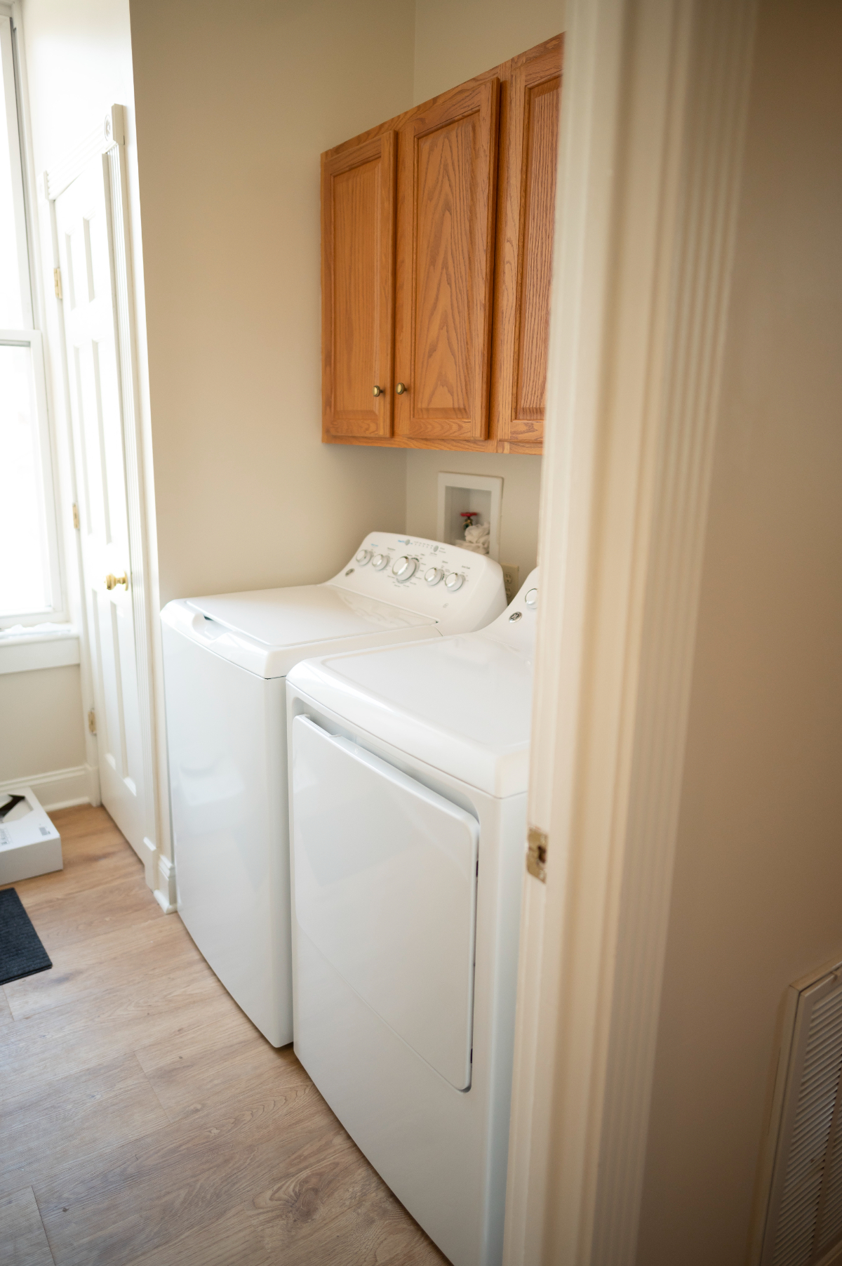 Newly renovated 2BR upstairs apartment in town - Photo 3