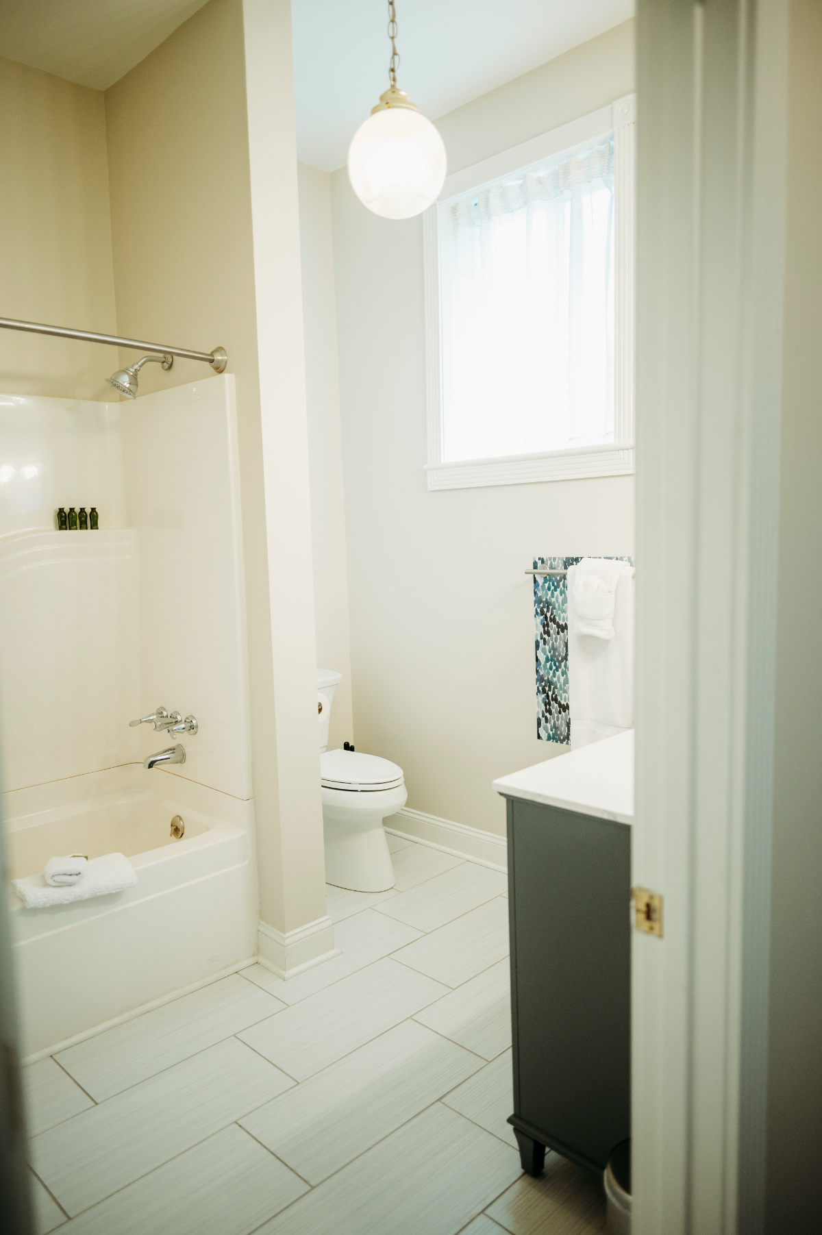 Newly renovated 2BR upstairs apartment in town - Photo 4