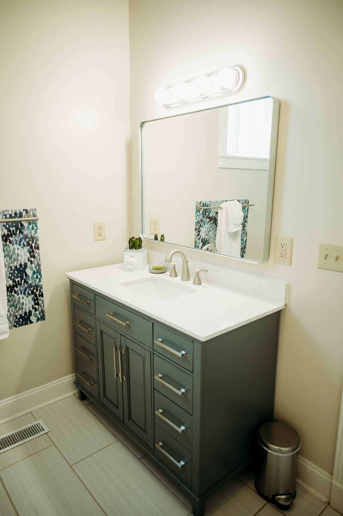 Newly renovated 2BR upstairs apartment in town - Photo 6