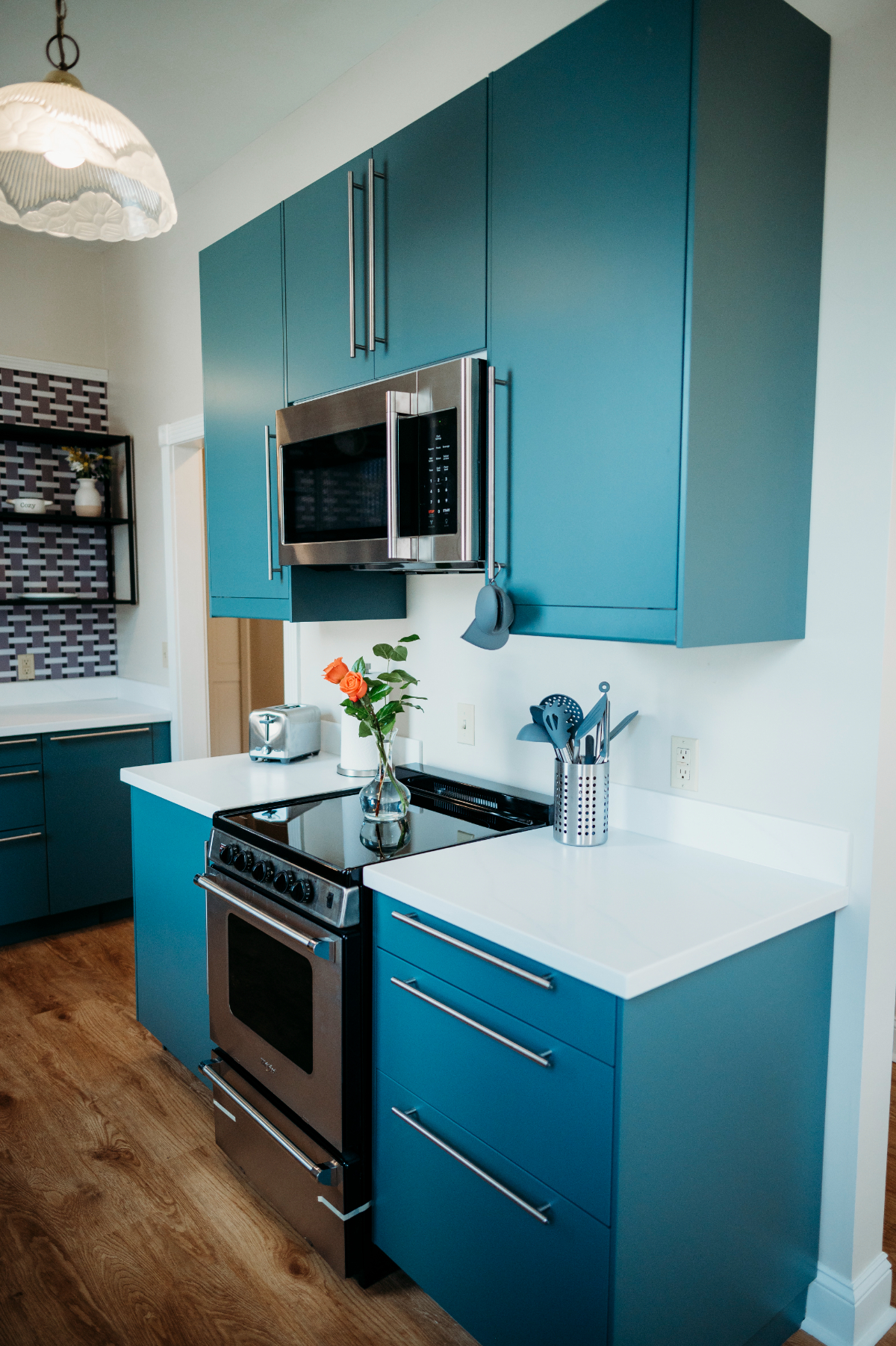 Newly renovated 2BR upstairs apartment in town - Photo 9