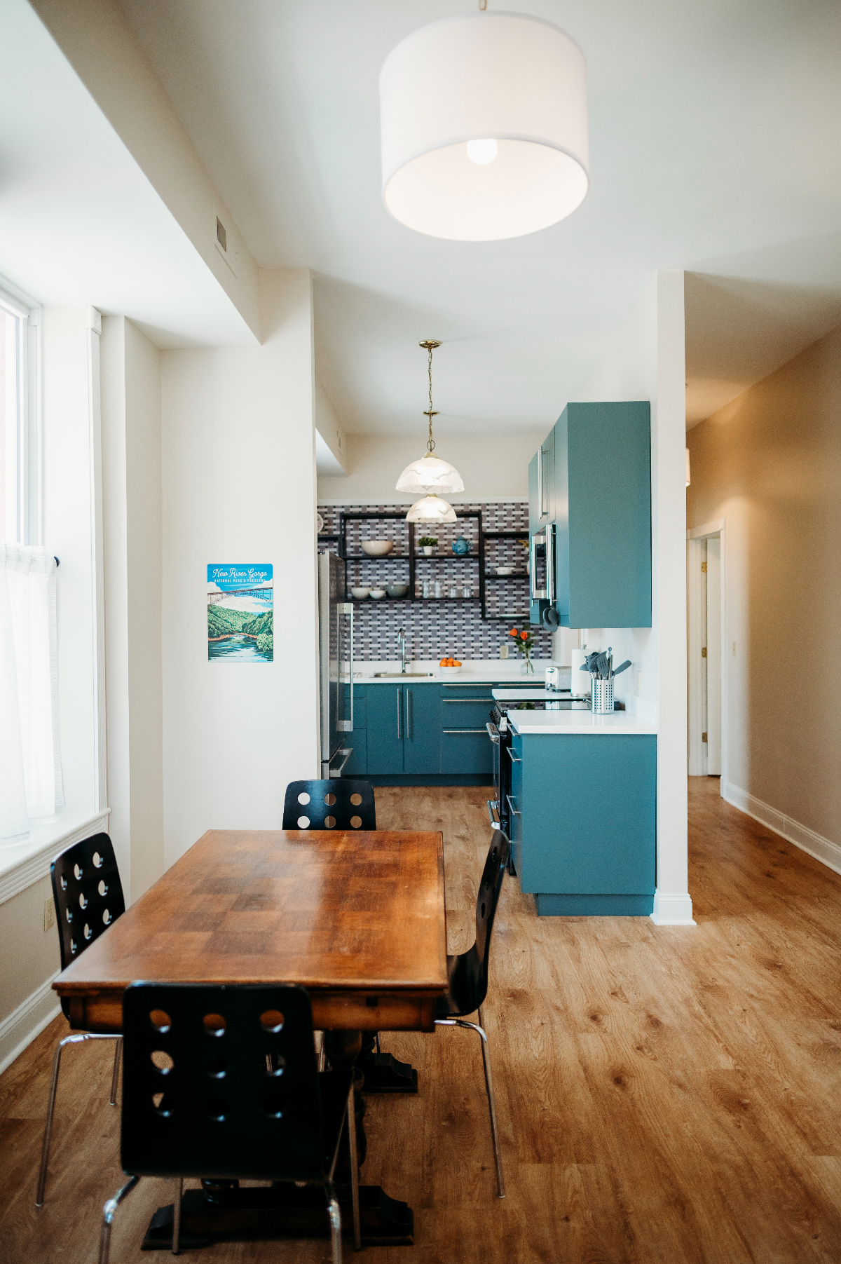 Newly renovated 2BR upstairs apartment in town - Photo 10