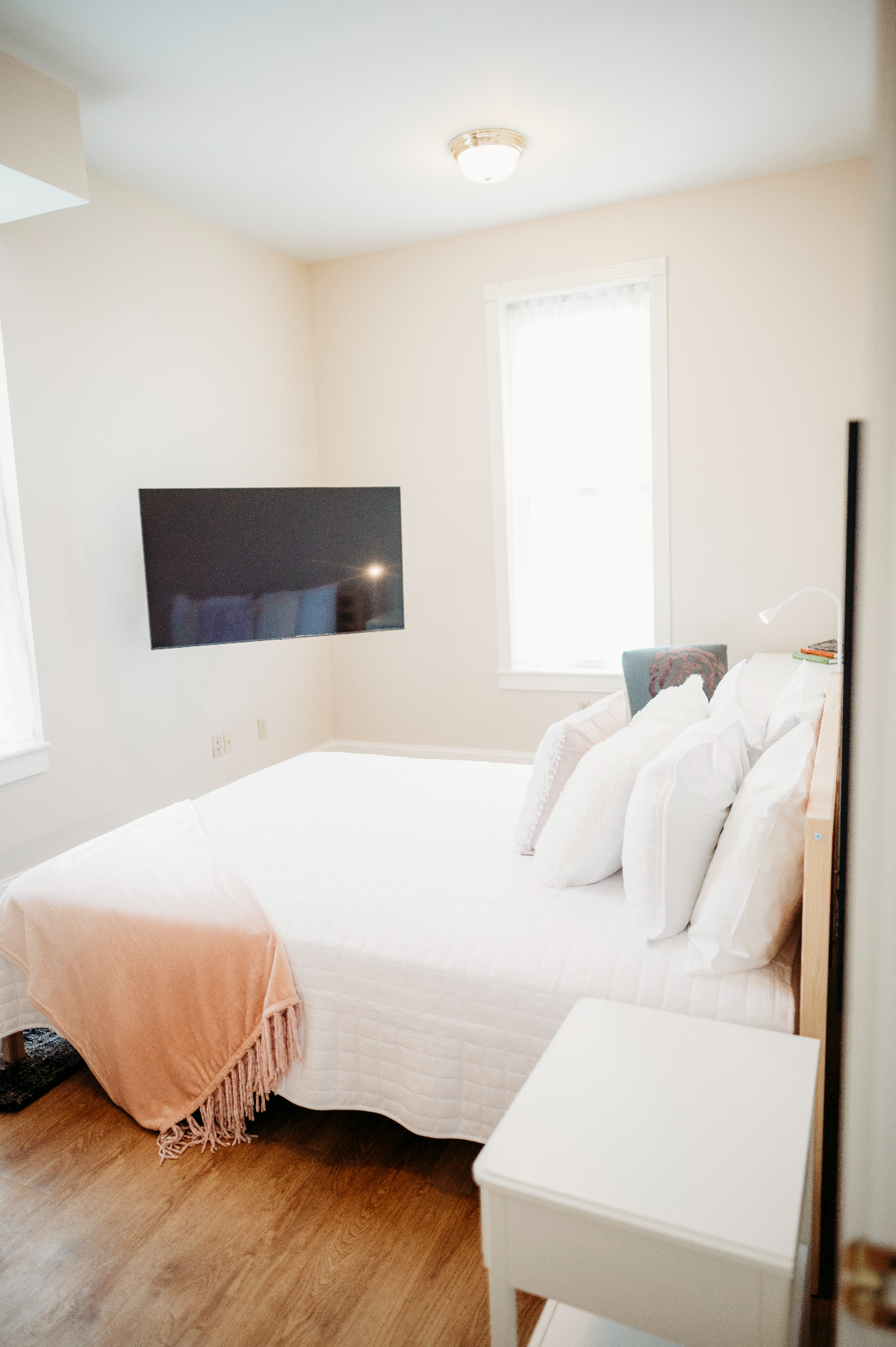 Newly renovated 2BR upstairs apartment in town - Photo 12