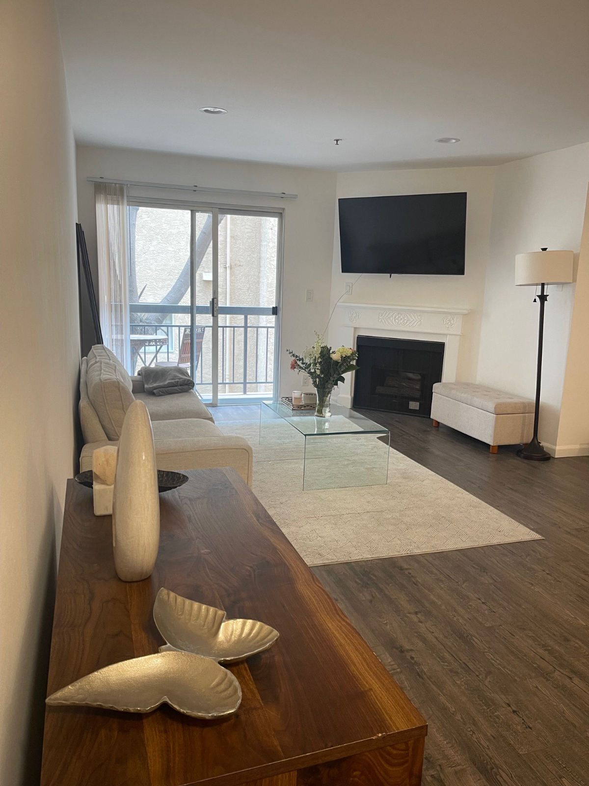 Cozy & Peaceful Apartment walking distance from Cedar Sinai Hospital - Photo 1