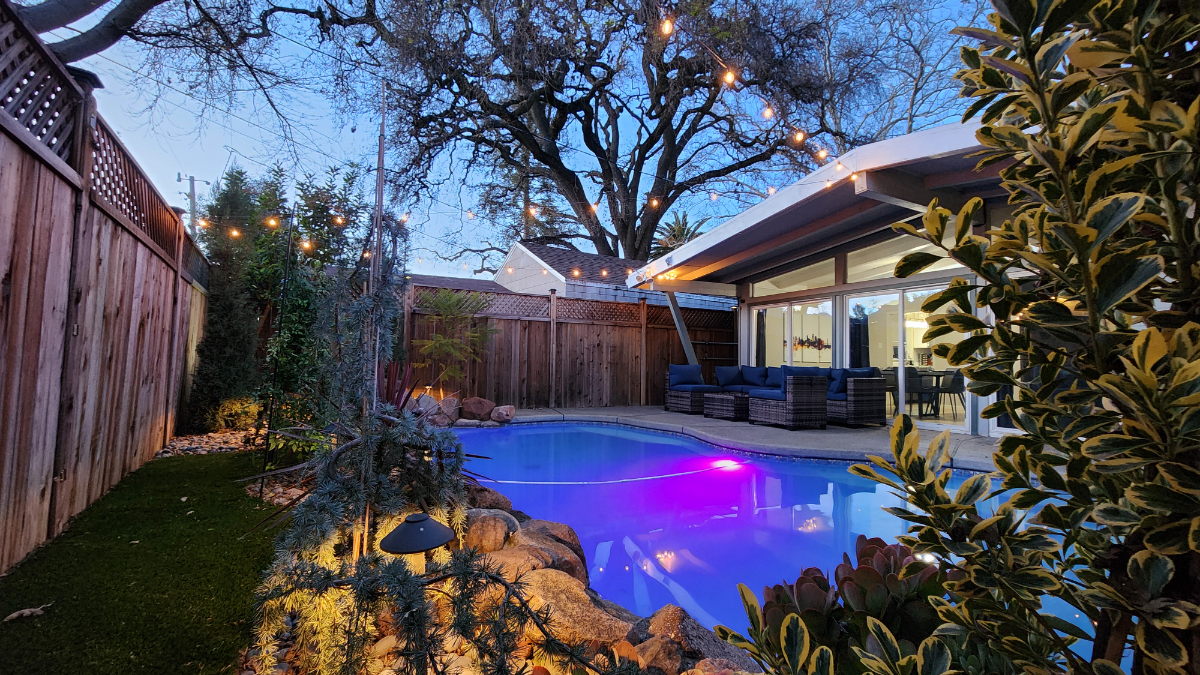 Beautifully furnished property with pool near downtown Sacramento - Photo 2