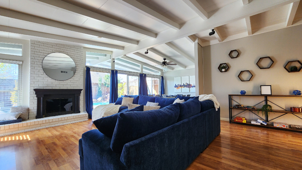 Beautifully furnished property with pool near downtown Sacramento - Photo 3