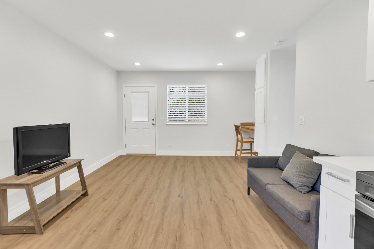 Brand new construction - 1 bed 1 bath private yard - Photo 4