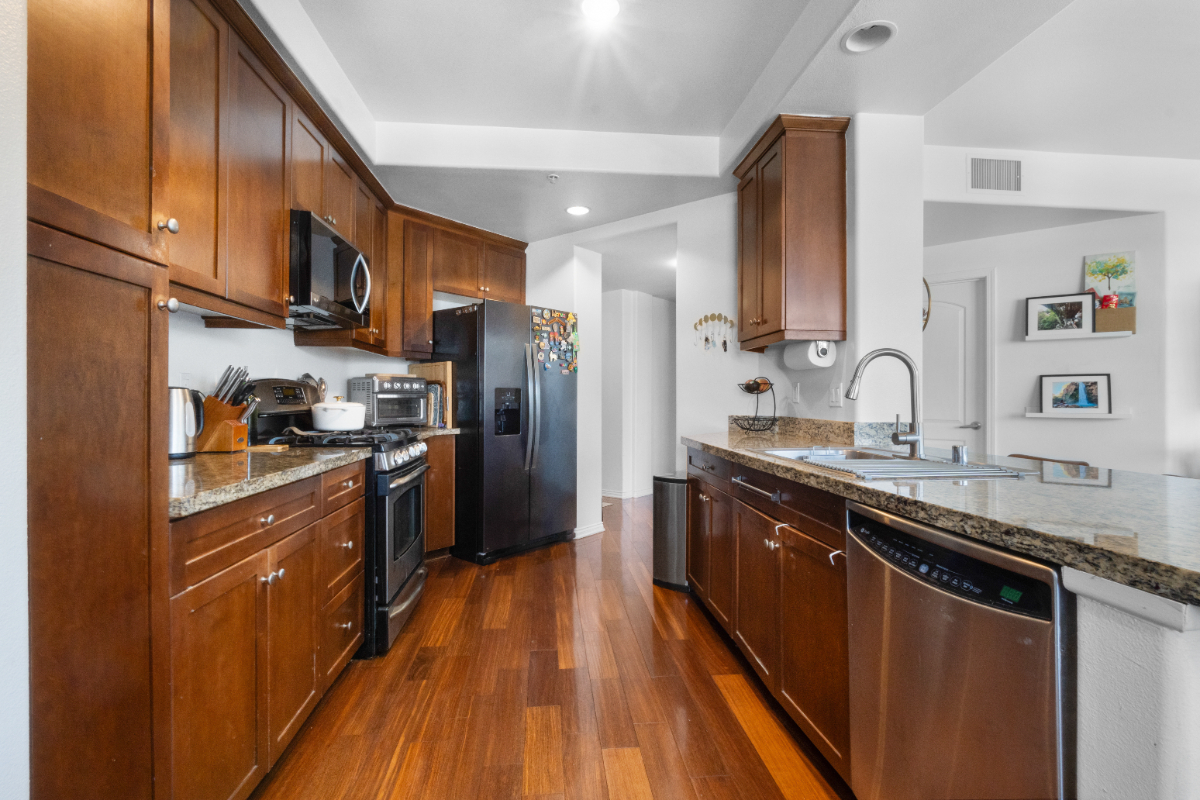 Clean Safe Spacious Private Primary Bed/Bath - near Downtown LA - Photo 6