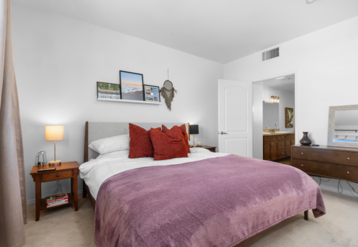 Clean Safe Spacious Private Primary Bed/Bath - near Downtown LA - Photo 1
