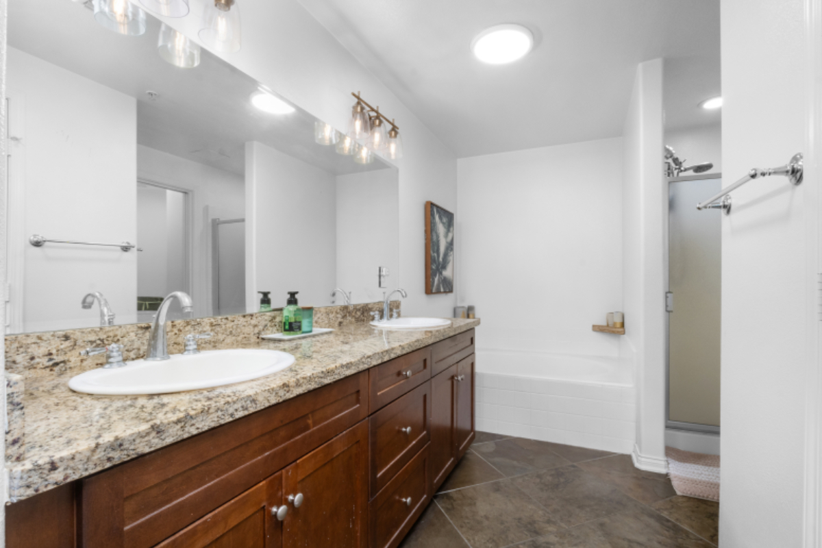 Clean Safe Spacious Private Primary Bed/Bath - near Downtown LA - Photo 3