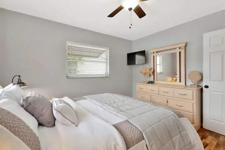 Beautiful Home Private Heated Pool - Photo 4