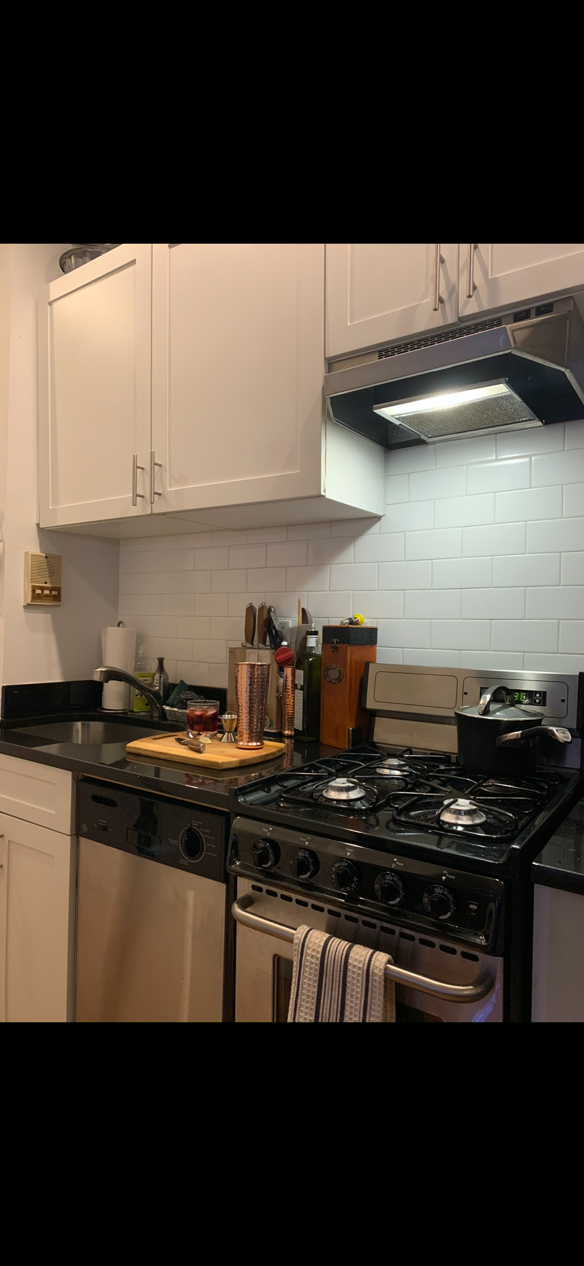 West Soho 1 Bed with outdoor Space - Photo 10