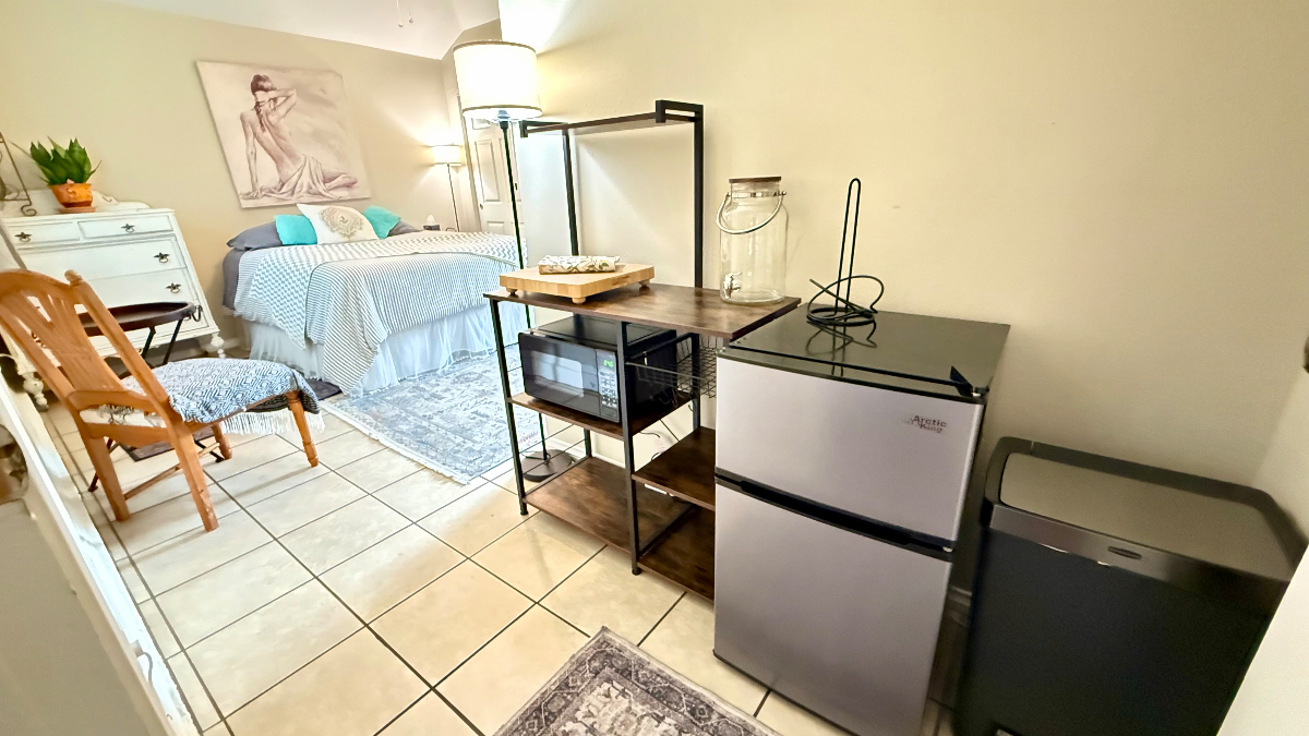 Private Entrance to Bright Airy Suite with Private Bath - Photo 4
