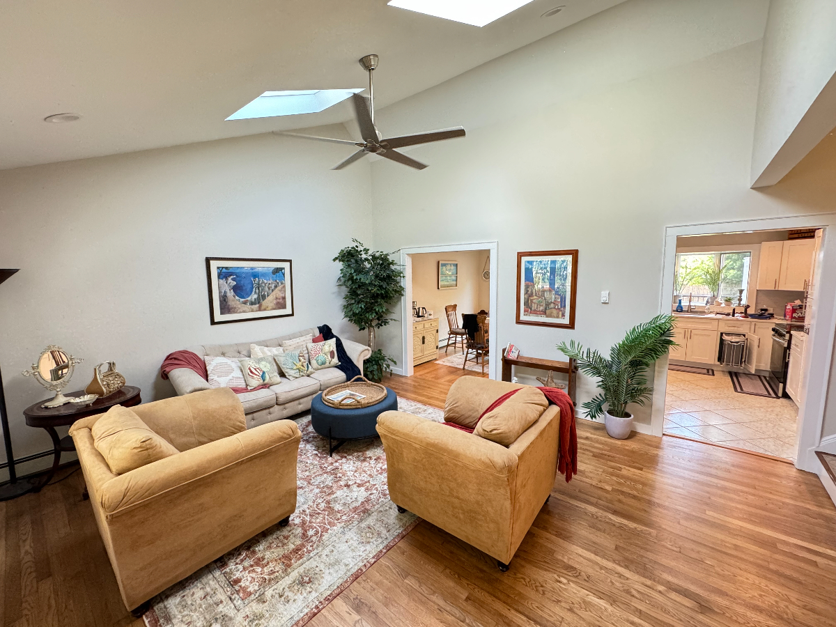 Your spacious home away from home. - Photo 3