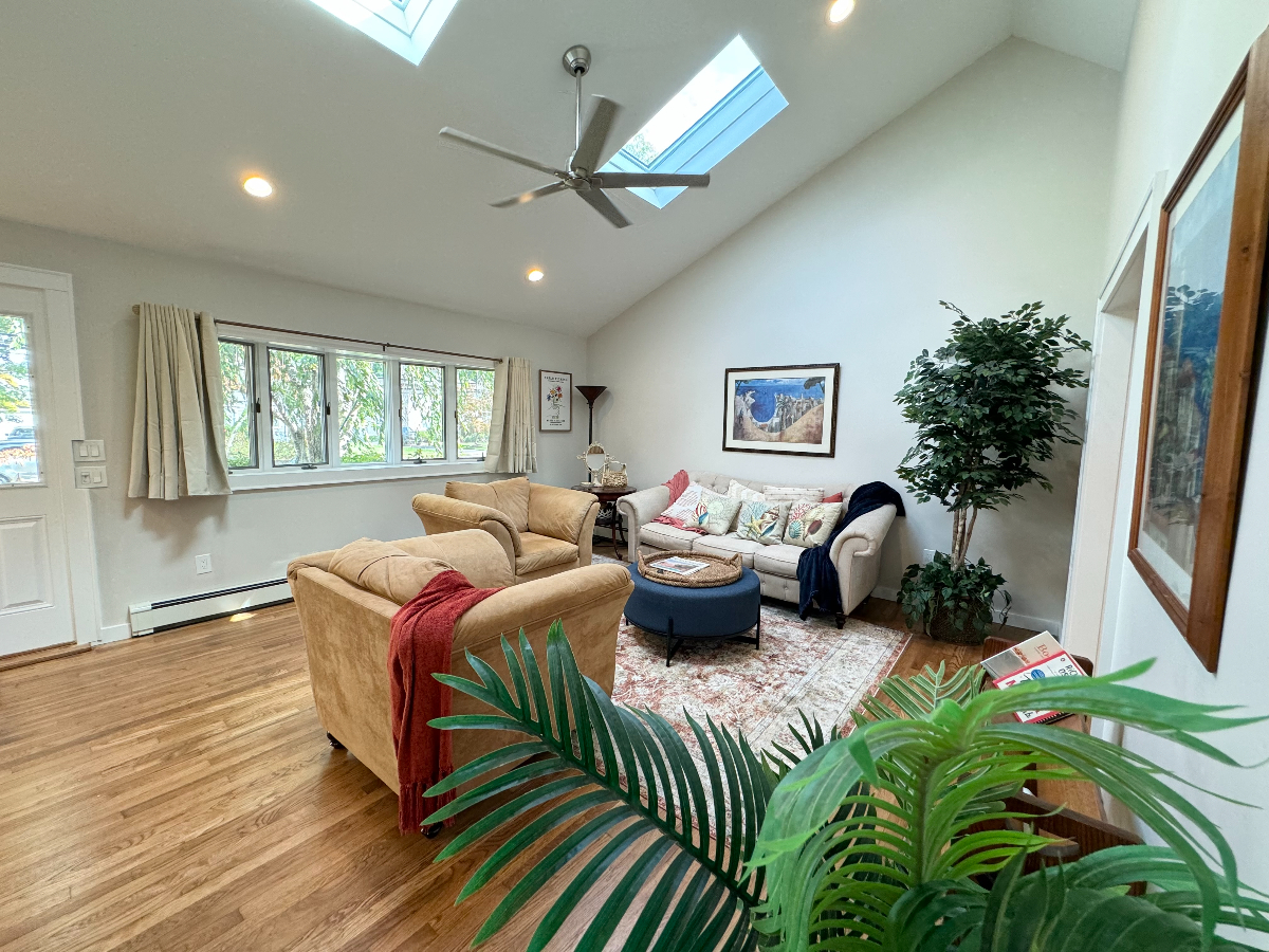 Your spacious home away from home. - Photo 4
