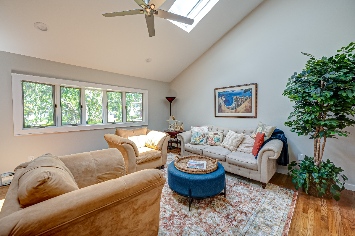 Your spacious home away from home. - Photo 5