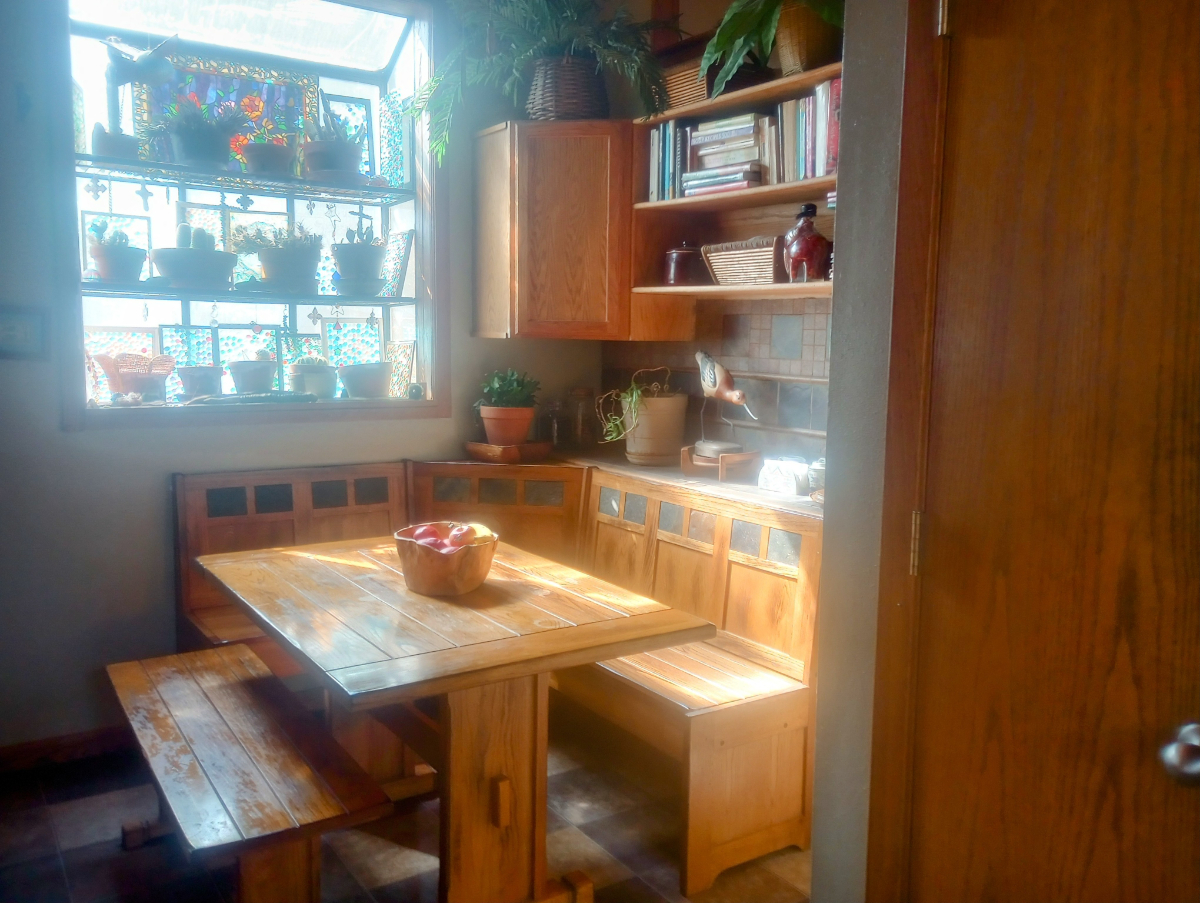 Beautiful, Cozy Bungalow  in Quaint Small Town - Photo 8