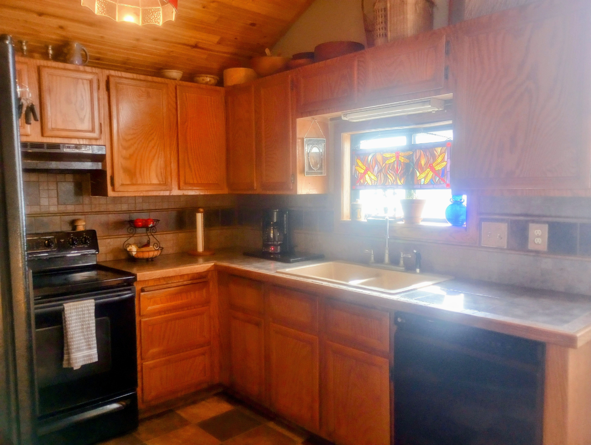 Beautiful, Cozy Bungalow  in Quaint Small Town - Photo 7