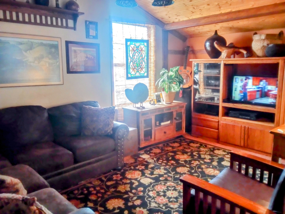Beautiful, Cozy Bungalow  in Quaint Small Town - Photo 9