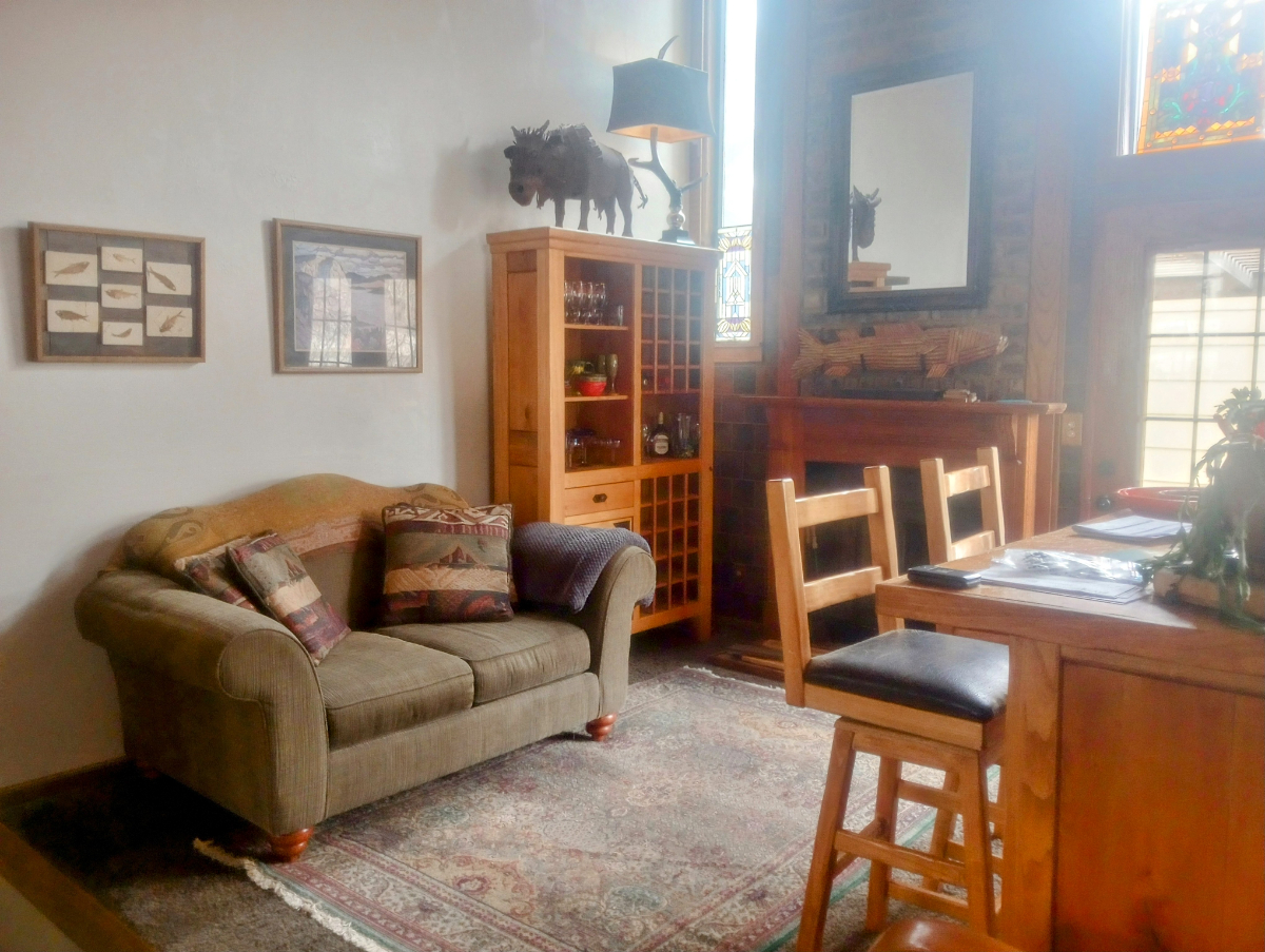 Beautiful, Cozy Bungalow in Quaint Small Town - Photo 3