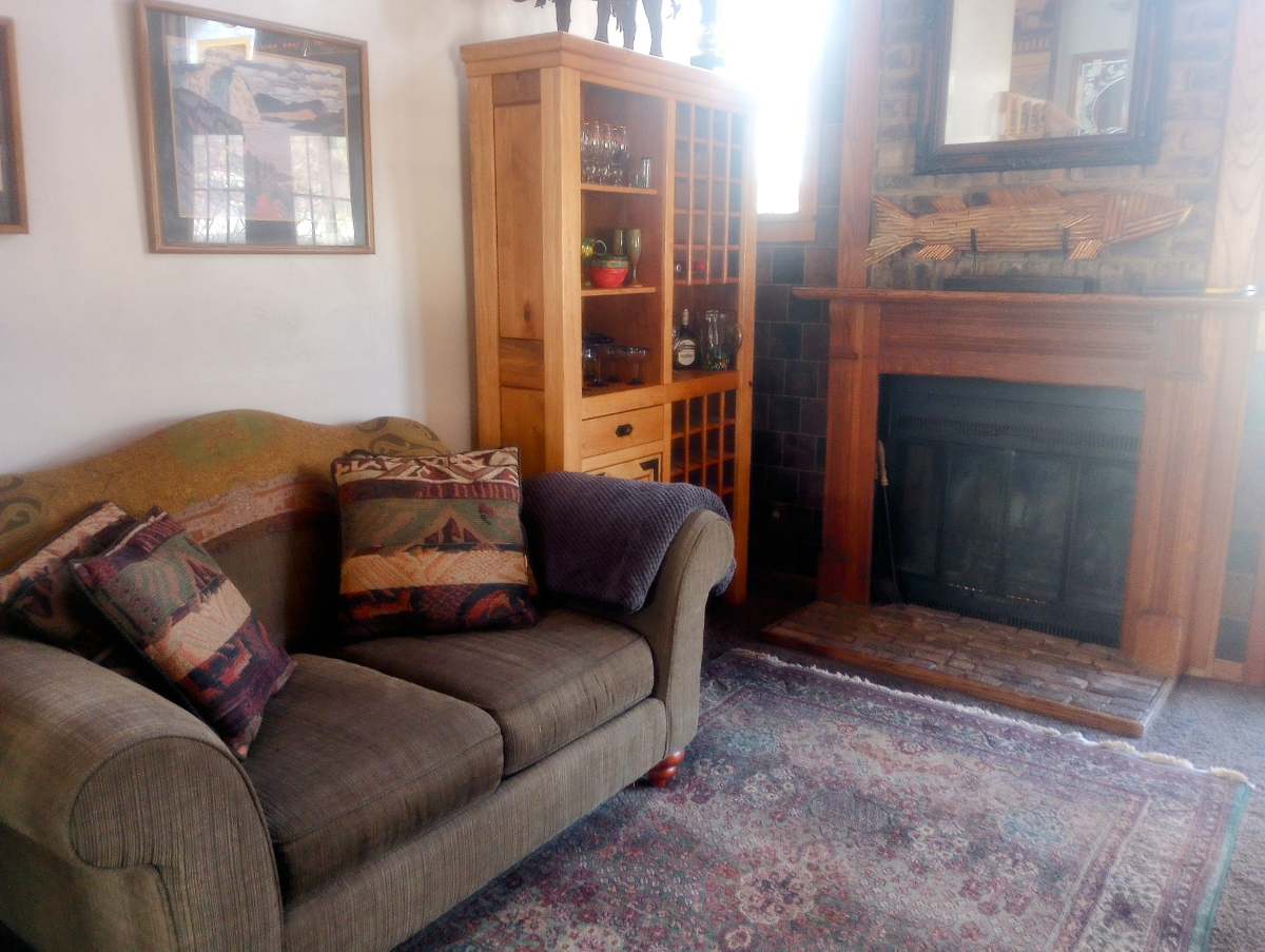 Beautiful, Cozy Bungalow in Quaint Small Town - Photo 1