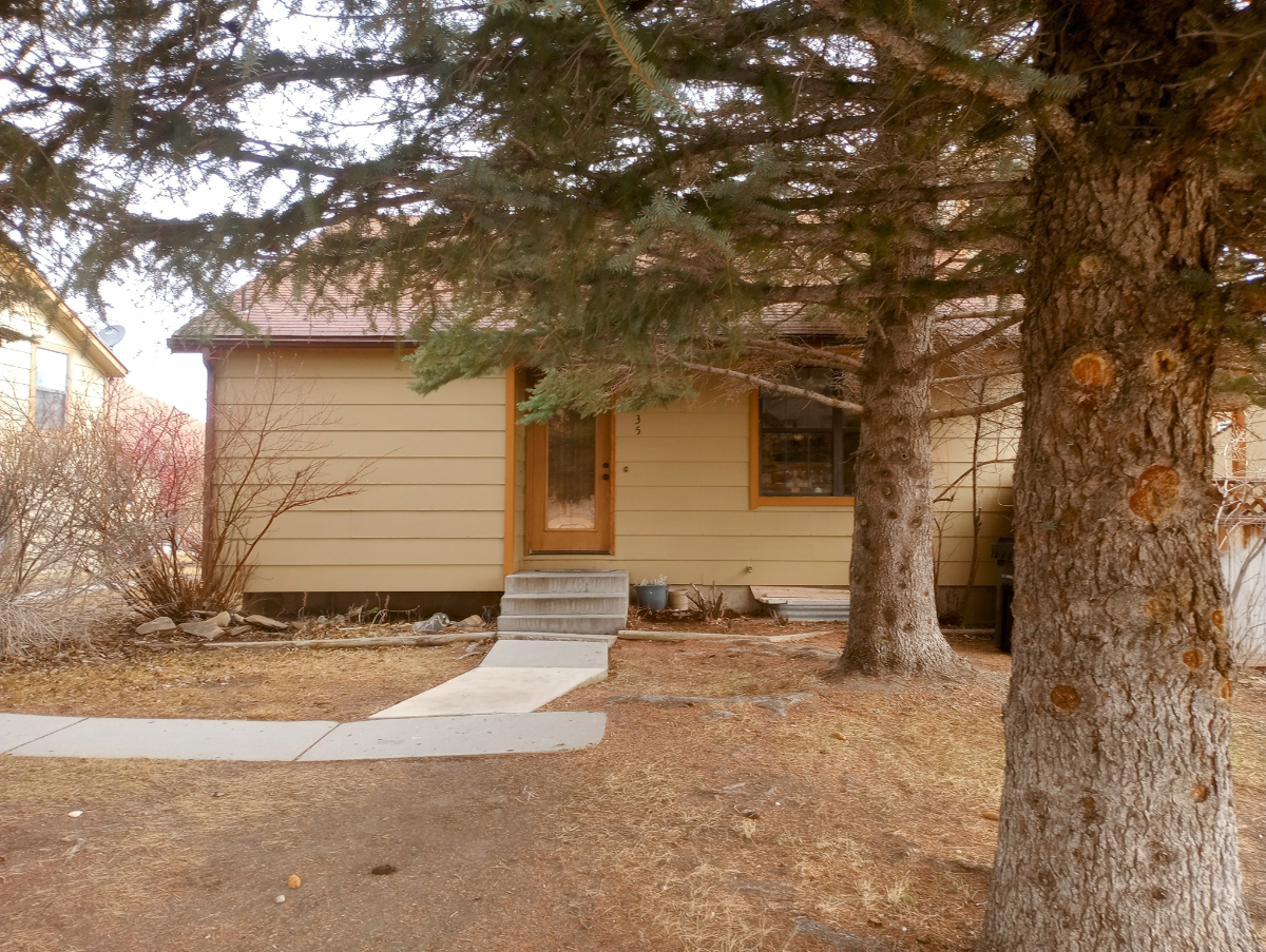 Beautiful, Cozy Bungalow in Quaint Small Town - Photo 2