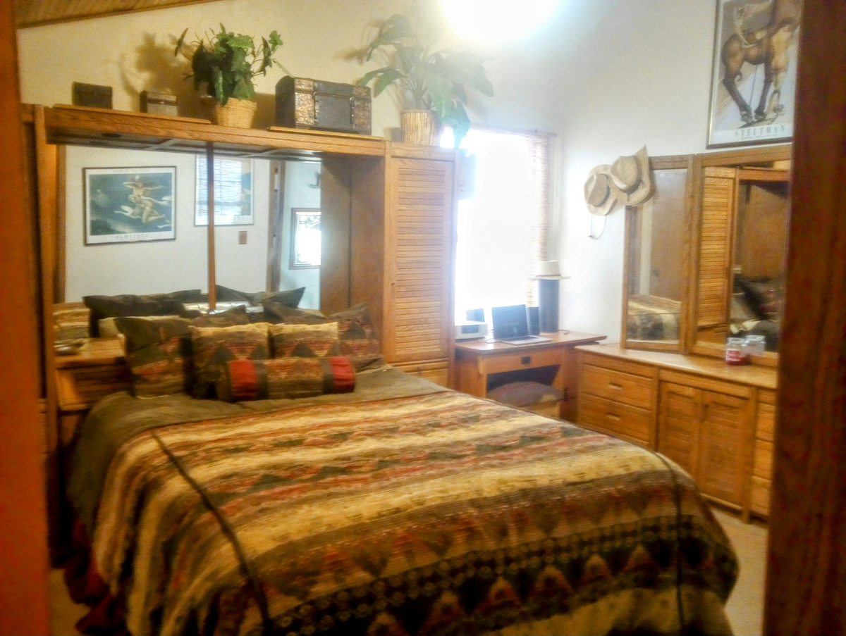 Beautiful, Cozy Bungalow  in Quaint Small Town - Photo 11