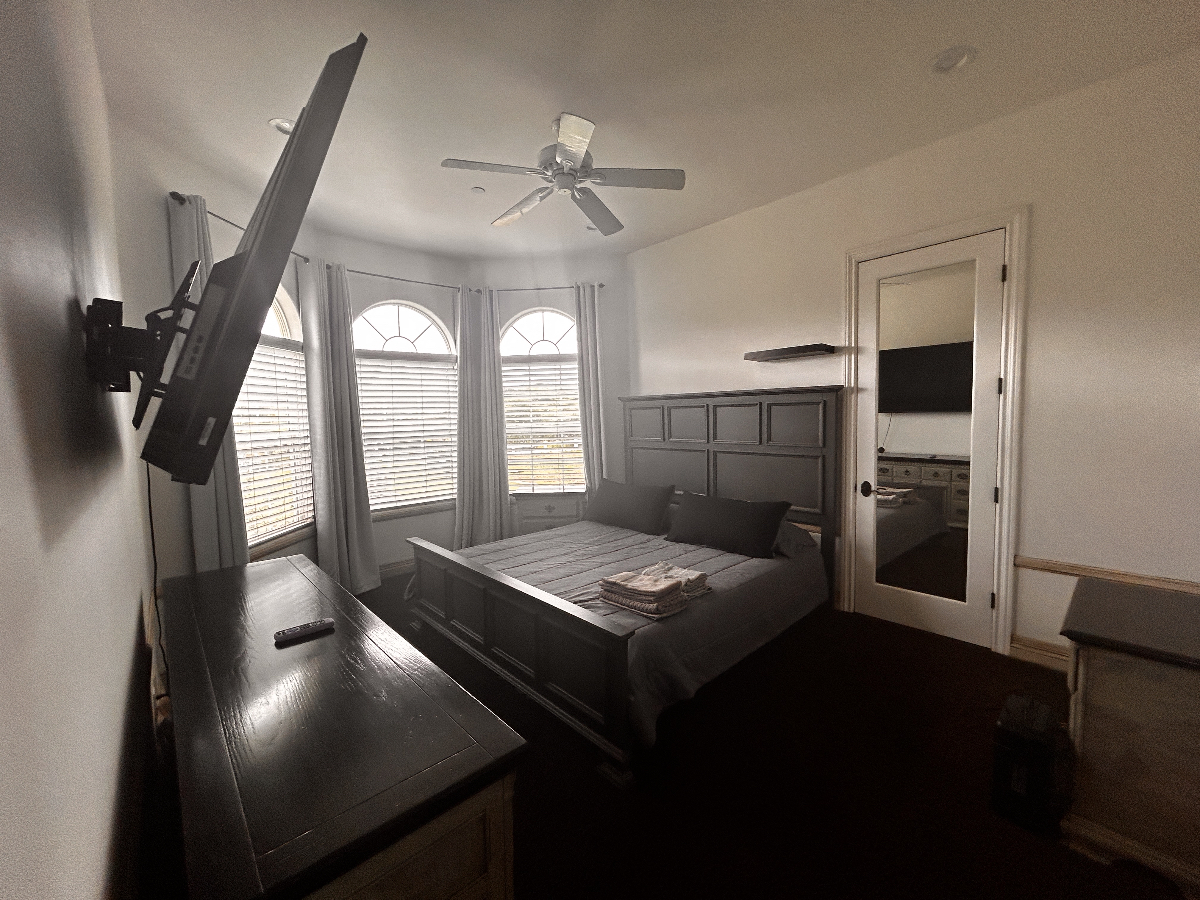 Ultimate Comfort & Leisure Awaits King-Sized Suite in High-Tech El Cajon Home with Pool, Spa, Gaming & Eco-Friendly Solar Perks - A...