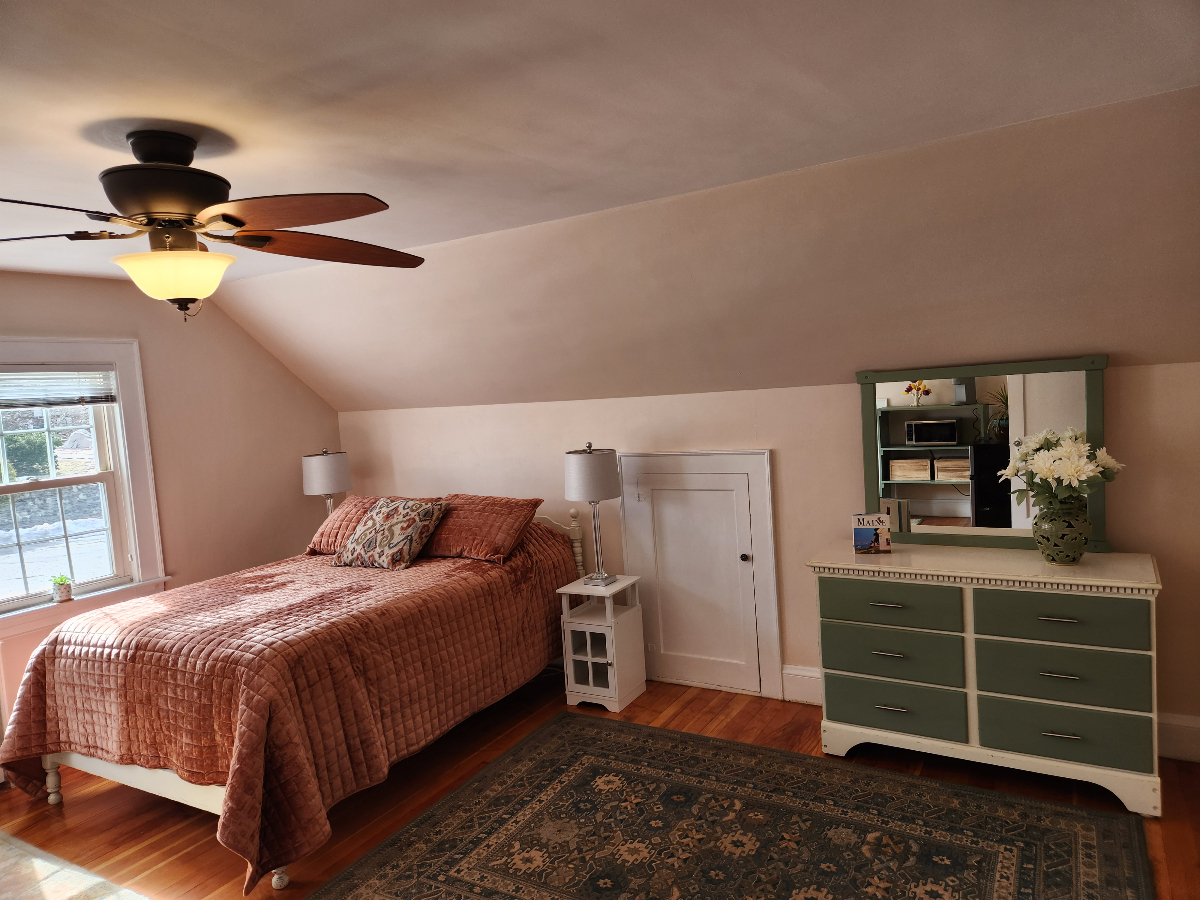 Bright, large semi-studio with sitting room and TV