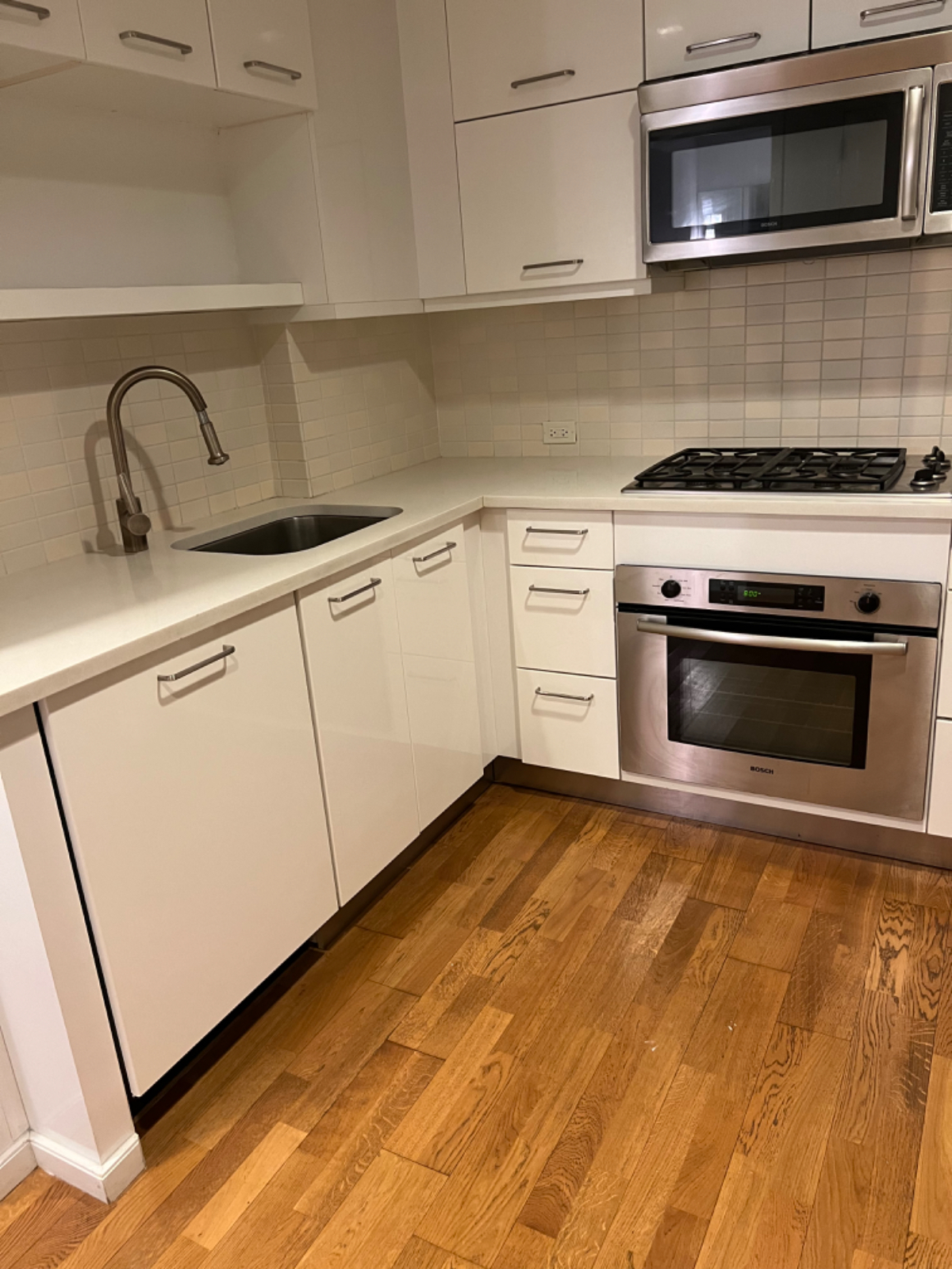 A fully furnished one-bedroom, one-bathroom condo for rent in Midtown Manhattan, NYC - Photo 4