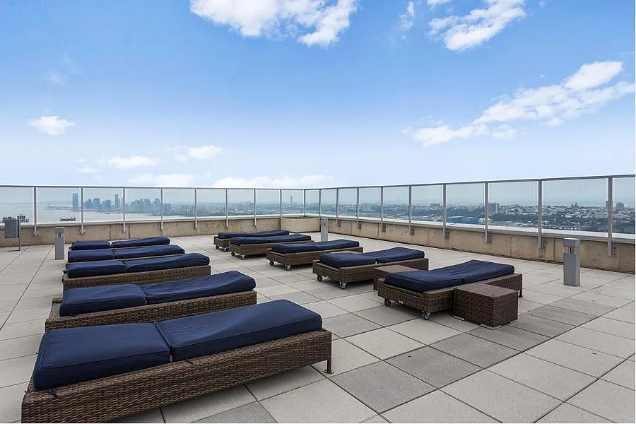 A fully furnished one-bedroom, one-bathroom condo for rent in Midtown Manhattan, NYC - Photo 9