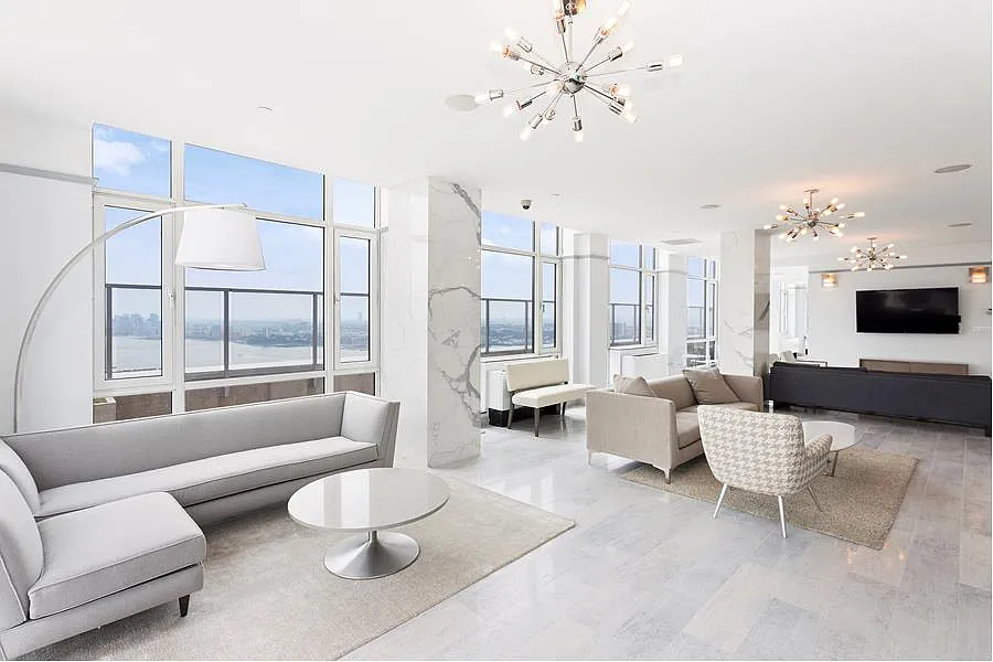 A fully furnished one-bedroom, one-bathroom condo for rent in Midtown Manhattan, NYC - Photo 12