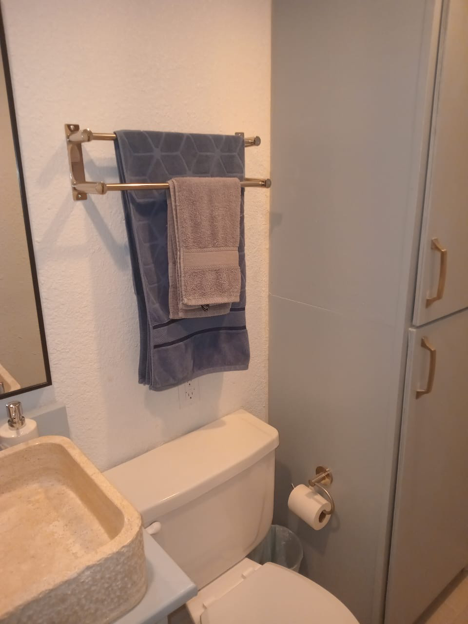 Central  SAFE Location 2bd/1 bath  Apartment - Photo 5