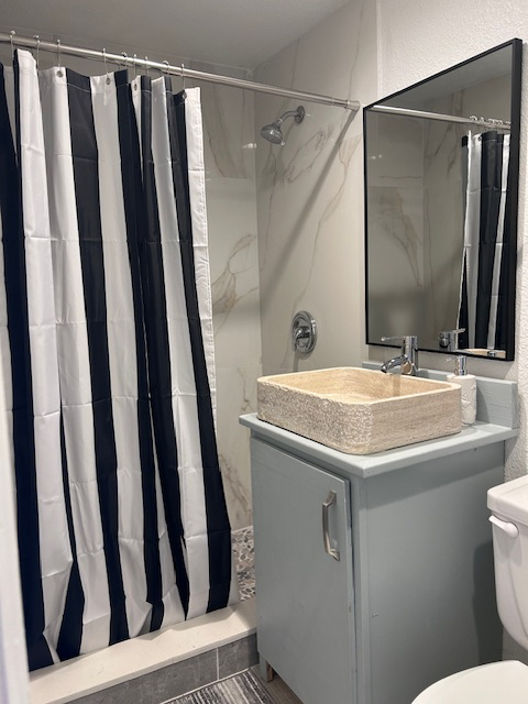Central  SAFE Location 2bd/1 bath  Apartment - Photo 4