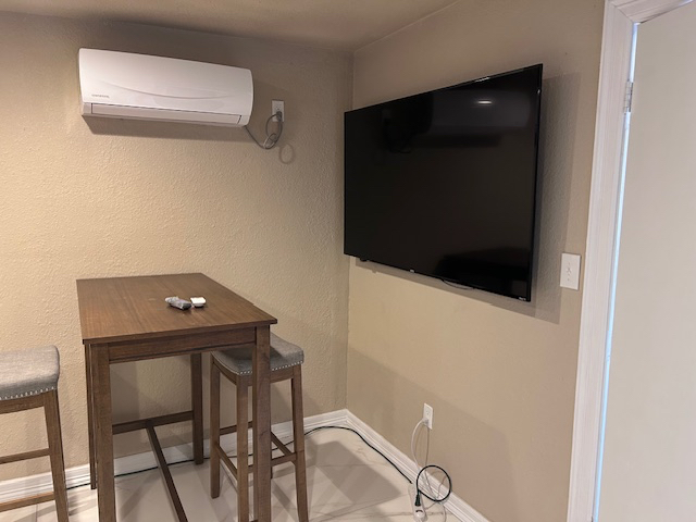 Central  SAFE Location 2bd/1 bath  Apartment - Photo 3