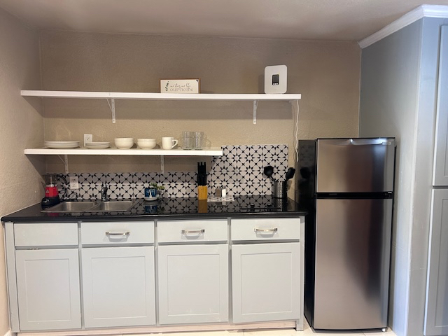 Central  SAFE Location 2bd/1 bath  Apartment - Photo 6