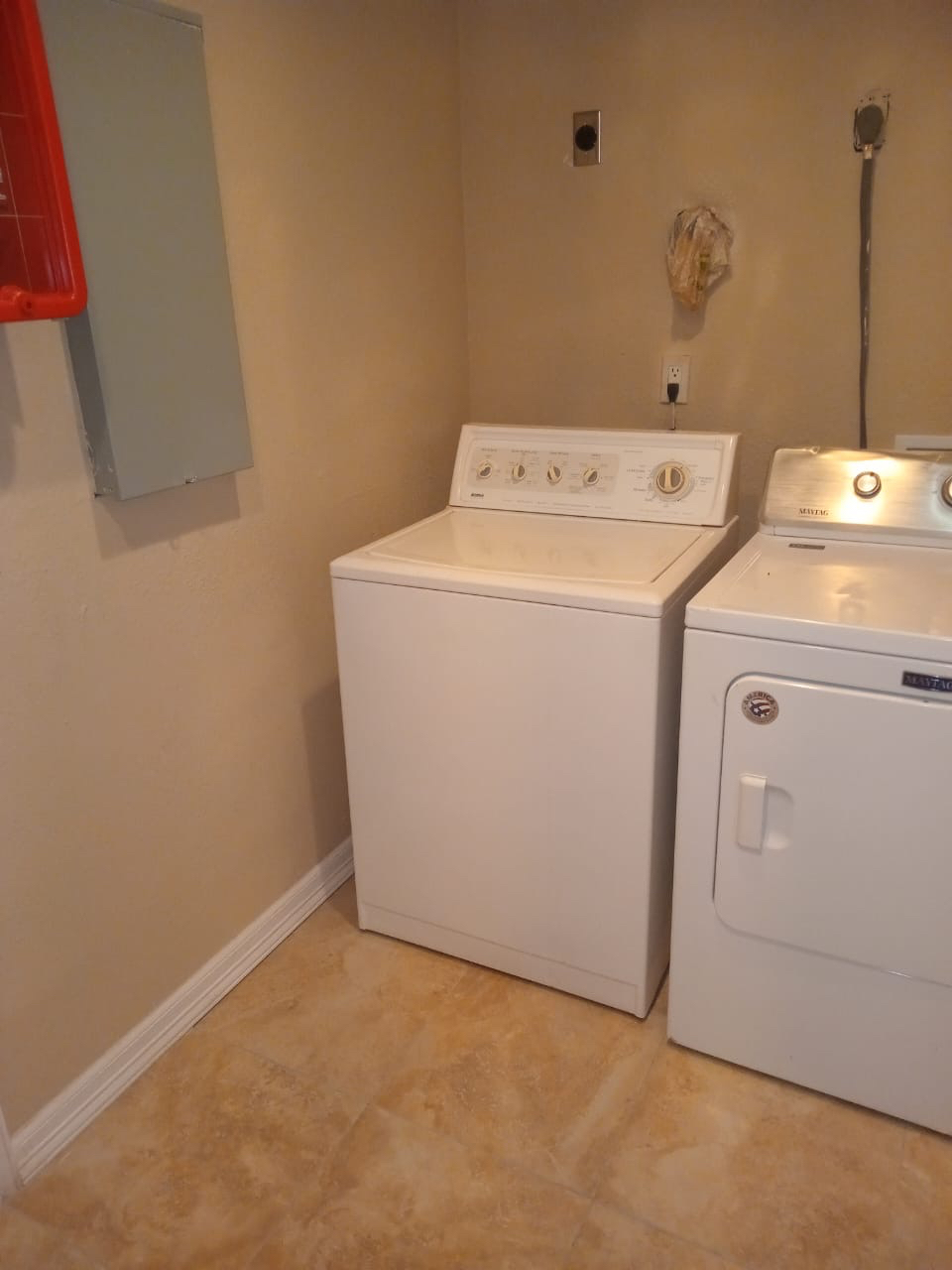 Central  SAFE Location 2bd/1 bath  Apartment - Photo 8