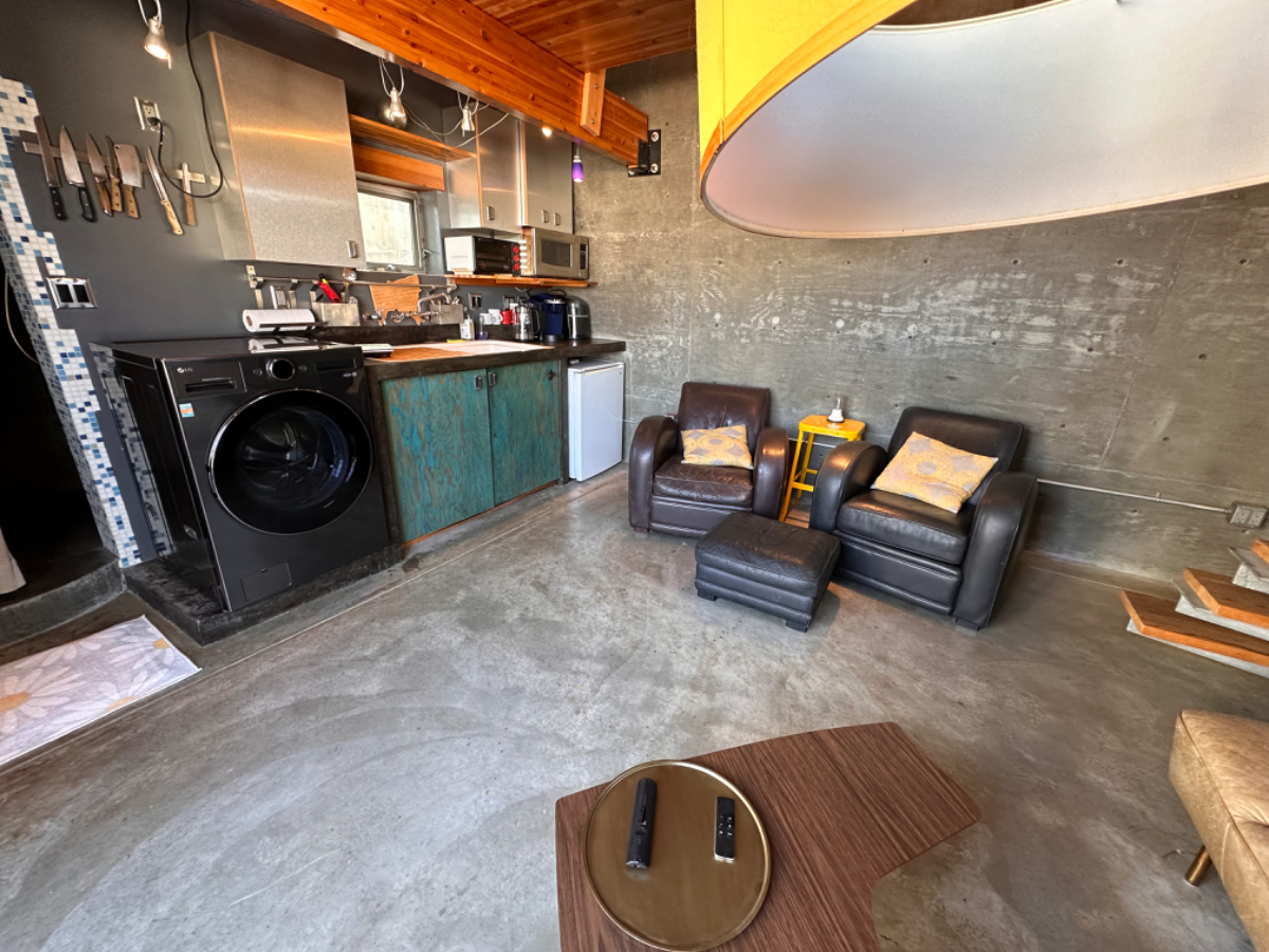 Modern and Warm 2-story private loft in 92103 with huge deck. - Photo 2