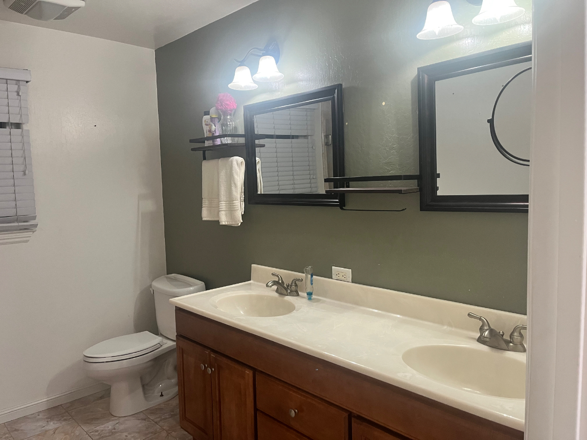 Master Bedroom with Private Bathroom . - Photo 6