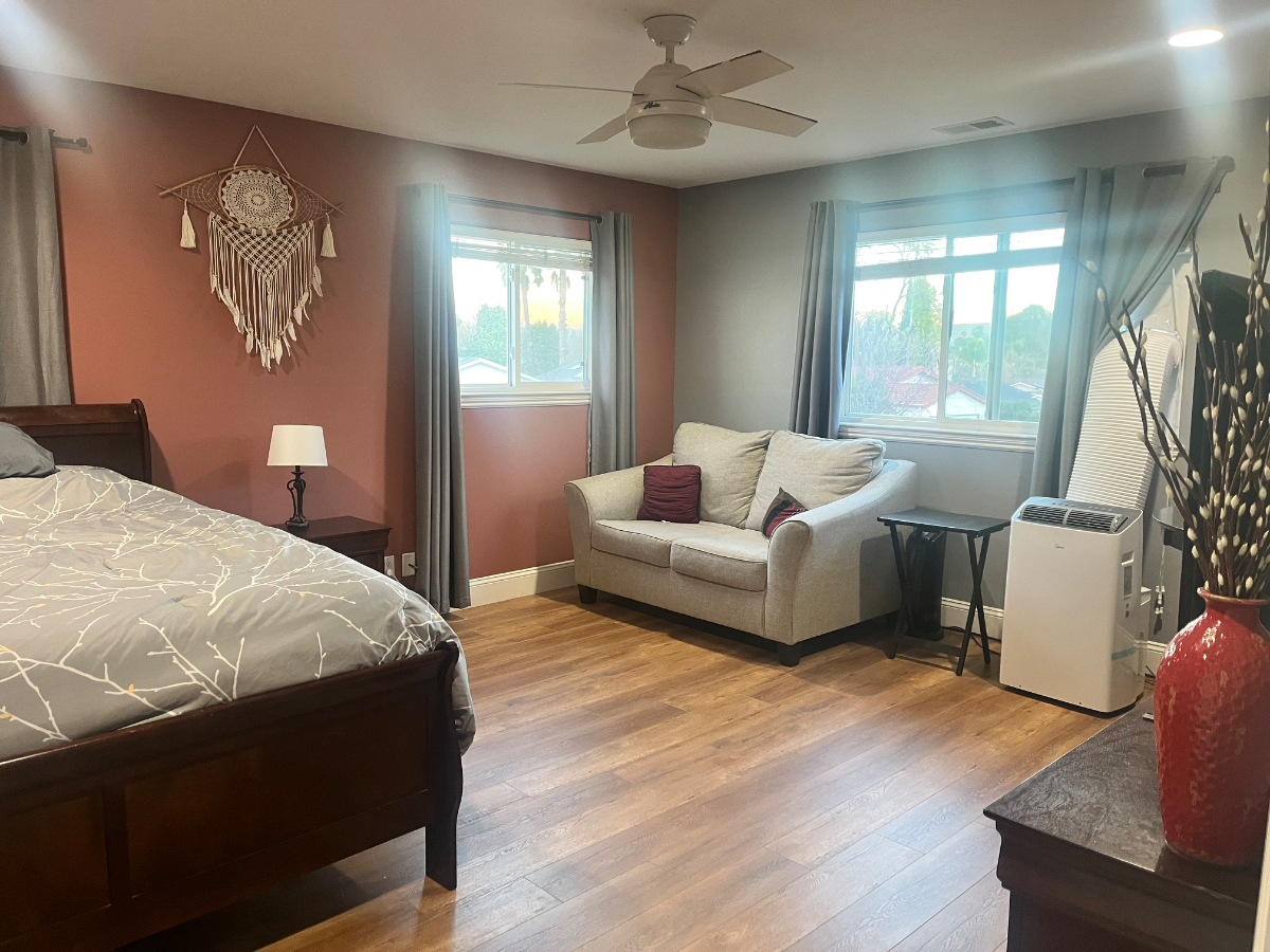 Master Bedroom with Private Bathroom . - Photo 2
