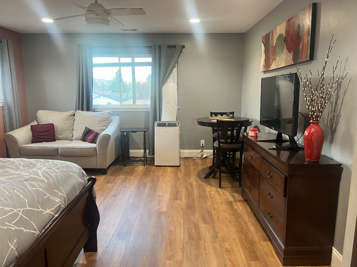 Master Bedroom with Private Bathroom . - Photo 3