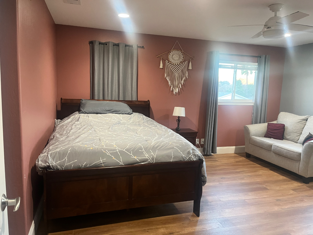 Master Bedroom with Private Bathroom . - Photo 4