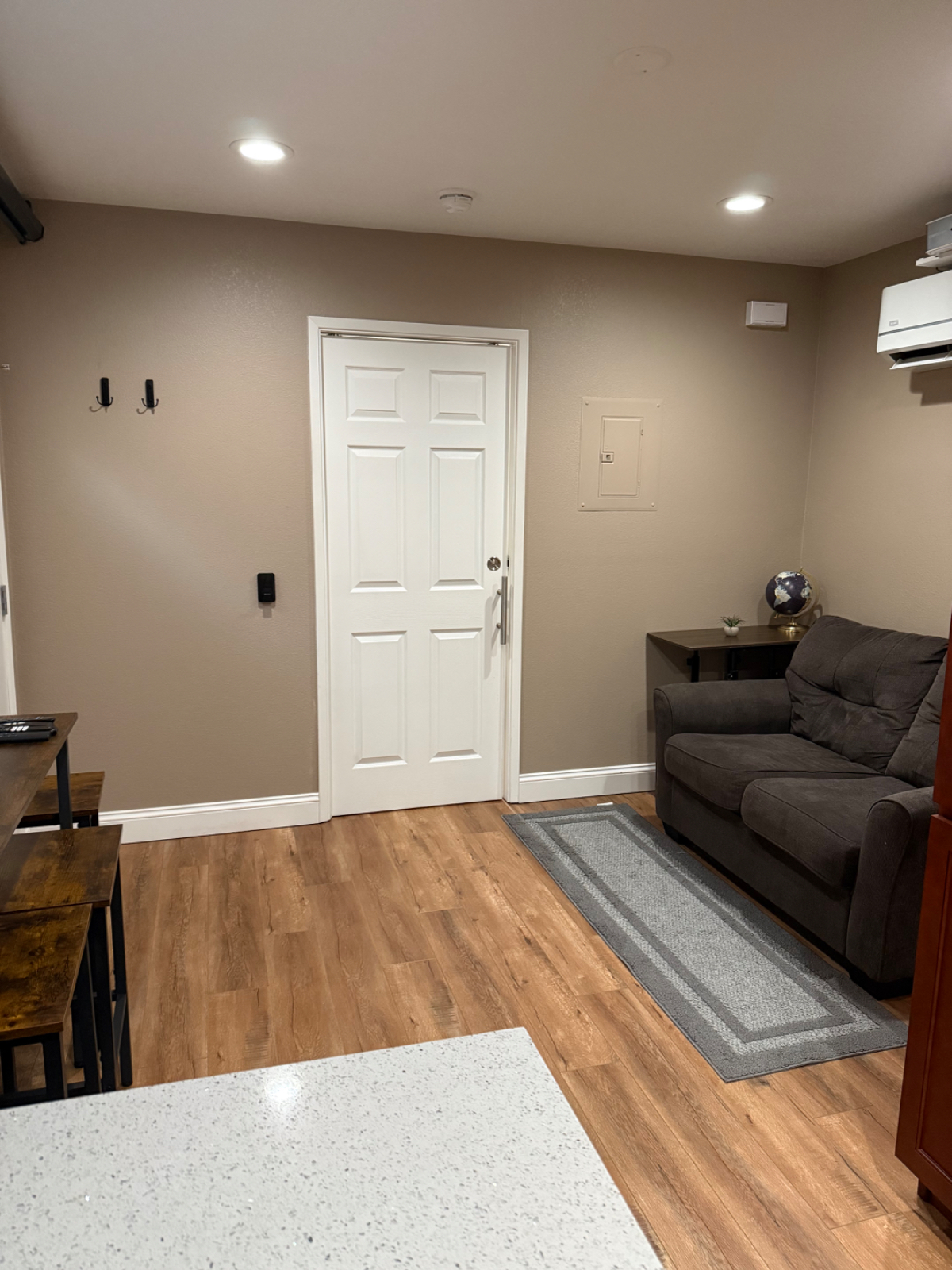 Master Bedroom with Private Bathroom . - Photo 5