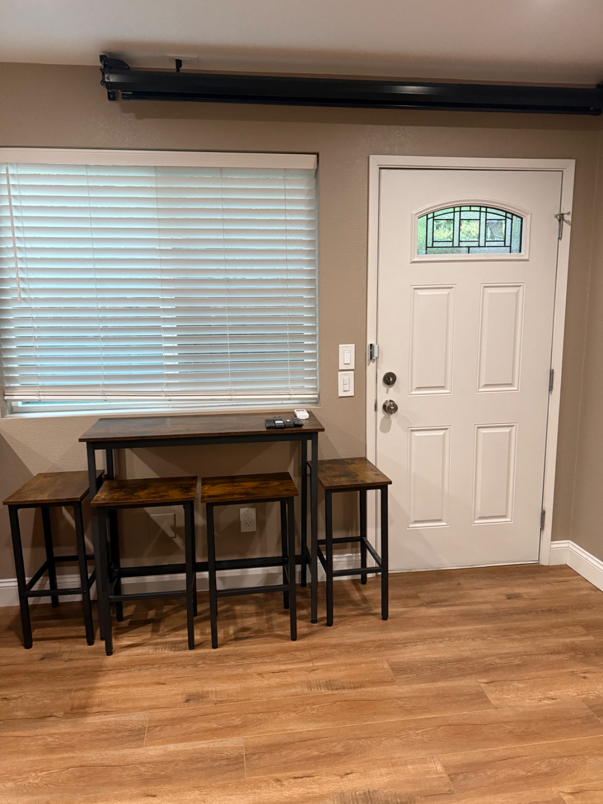 Master Bedroom with Private Bathroom . - Photo 6