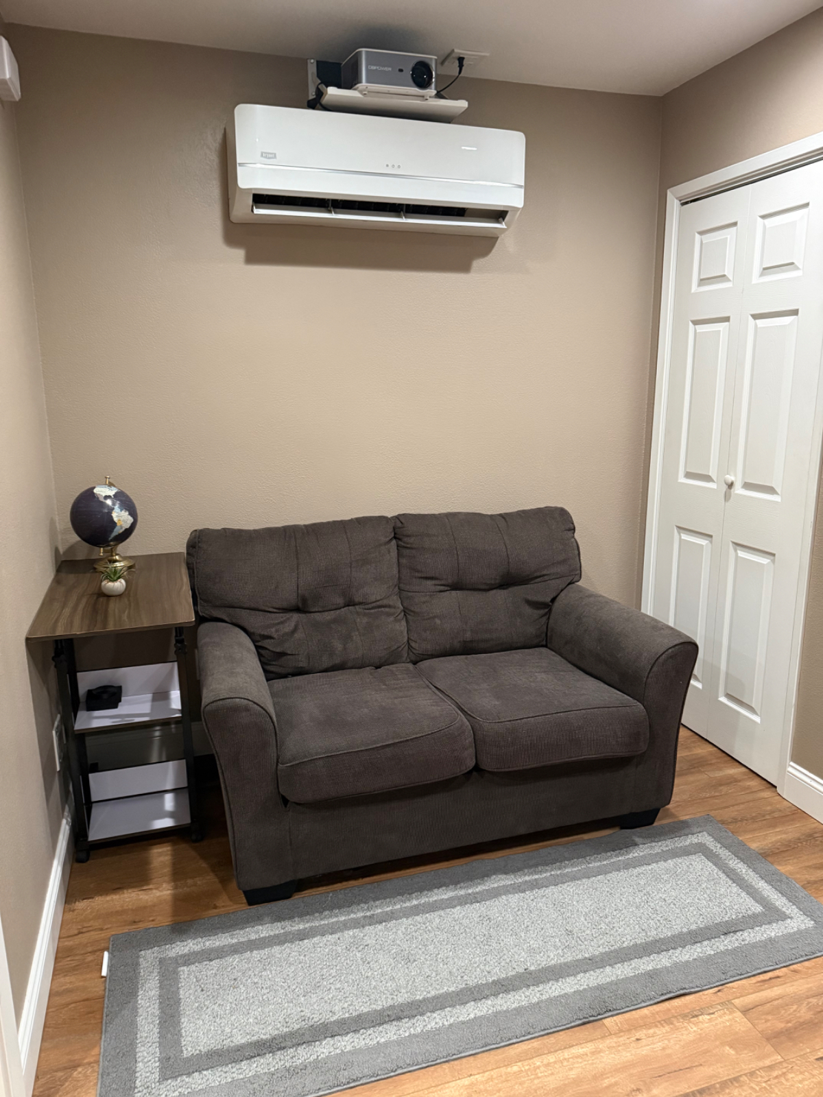 Master Bedroom with Private Bathroom . - Photo 4