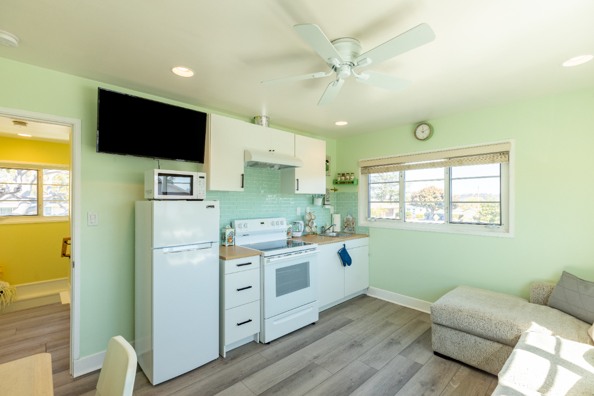 Colorful 2B Home with Private Deck in Point Loma by Liberty Station - Photo 5